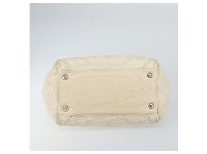 Borsa a spalla CHANEL in tela bianca con cucitura a V e CC argento Auth gh1368 Bianco - vista 5