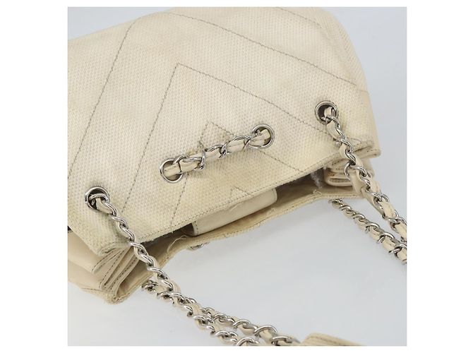 Borsa a spalla CHANEL in tela bianca con cucitura a V e CC argento Auth gh1368 Bianco - vista 6