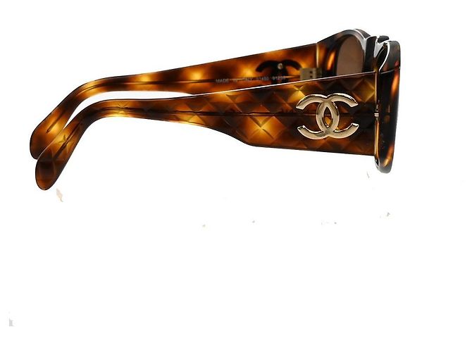 Gafas de sol matelassé con logo CC de Chanel de plástico Castaño - vista 4