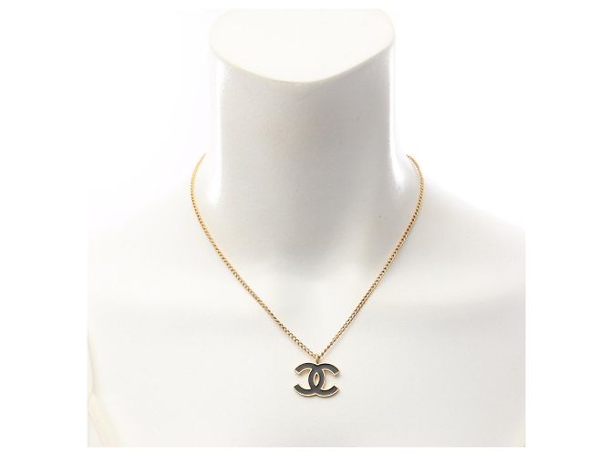 Collana pendente in smalto nero e oro placcato CC di Chanel - vista 7