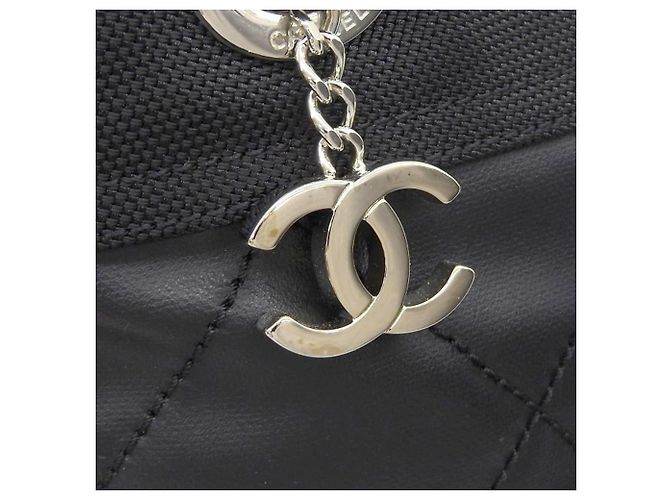 Chanel Paris-Biarritz PM Handtasche aus schwarzem beschichtetem Canvas - Ansicht 6