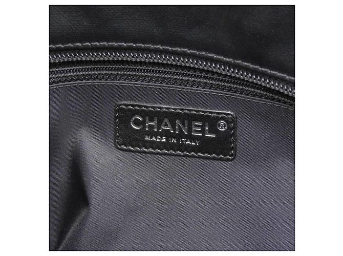Chanel Paris-Biarritz PM Handtasche aus schwarzem beschichtetem Canvas - Ansicht 7