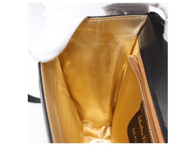 Borsa a Spalla Gancini in Pelle Suede Nera e Oro Auth 156462 di Salvatore Ferragamo Nero D'oro - vista 19