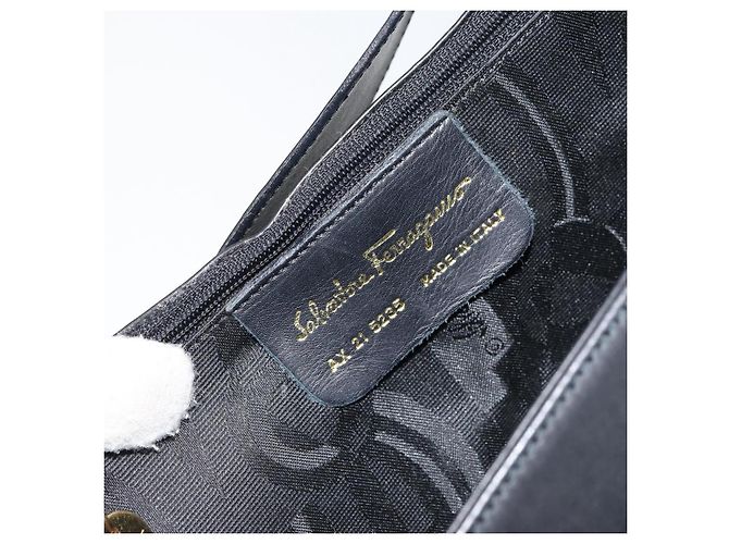 Borsa a Spalla Gancini in Pelle Nera e Oro Salvatore Ferragamo Auth 156463 Nero D'oro - vista 12