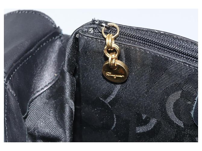 Borsa a Spalla Gancini in Pelle Nera e Oro Salvatore Ferragamo Auth 156463 Nero D'oro - vista 20