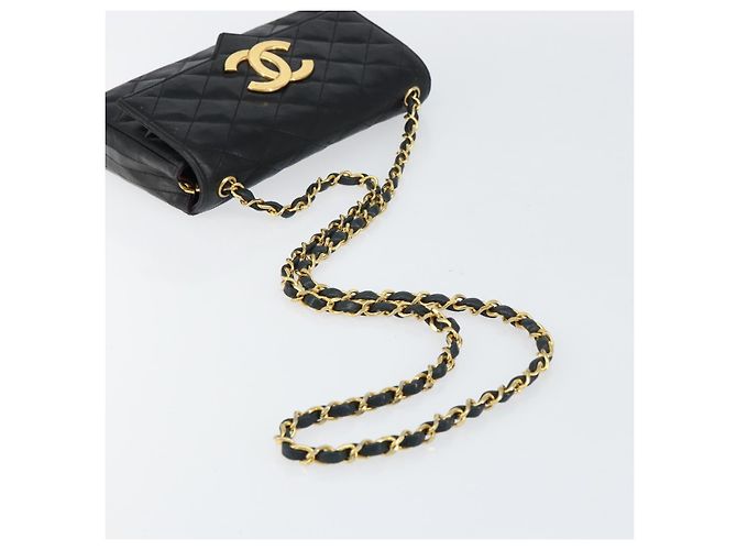 Sac à bandoulière matelassé CHANEL en cuir d'agneau noir avec chaîne dorée CC Auth ki6227 - vue 7