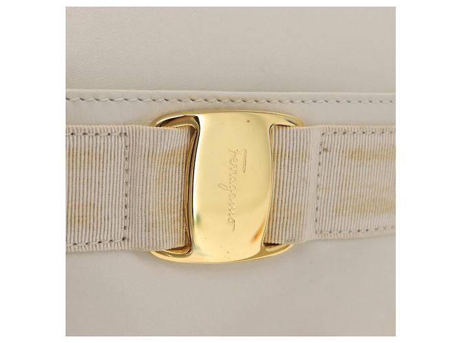 Borsa a Spalla Gancini in Pelle Bianca e Oro Auth BA8782 di Salvatore Ferragamo Bianco D'oro - vista 17