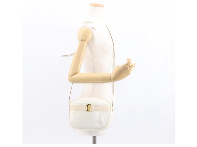 Borsa a Spalla Gancini in Pelle Bianca e Oro Auth BA8782 di Salvatore Ferragamo Bianco D'oro - vista 22