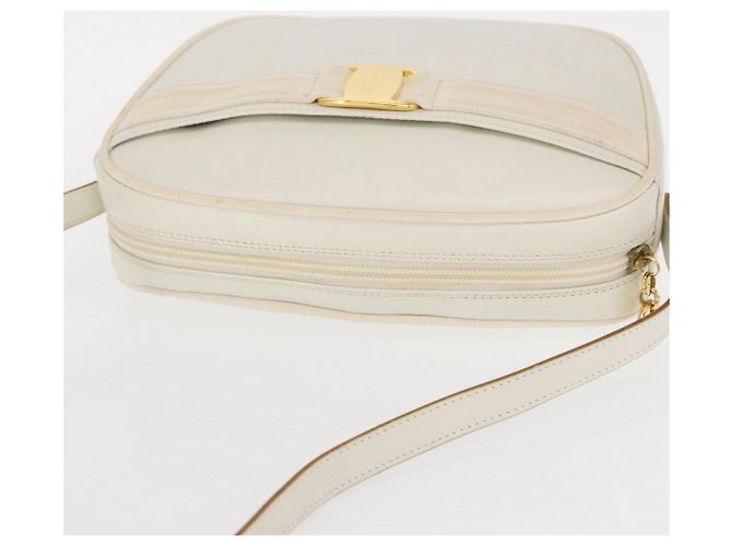 Borsa a Spalla Gancini in Pelle Bianca e Oro Auth BA8782 di Salvatore Ferragamo Bianco D'oro - vista 6