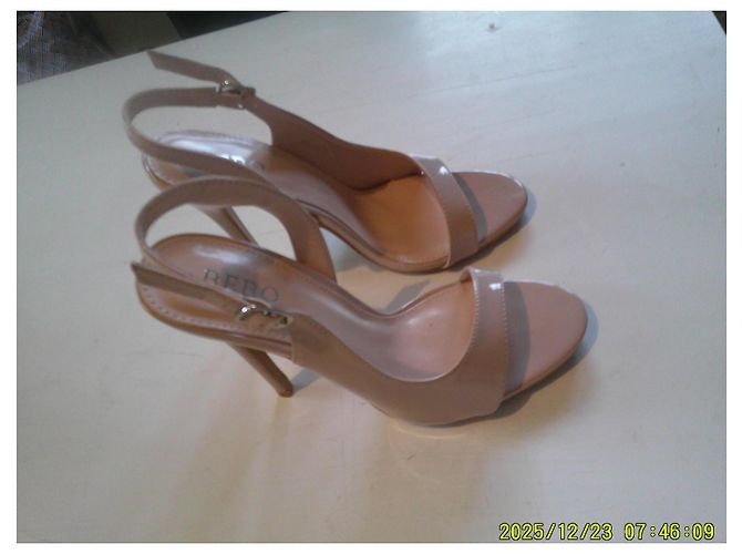 Autre Marque Bebo Pumps aus Lackleder Beige 13cm Absatz - Ansicht 4