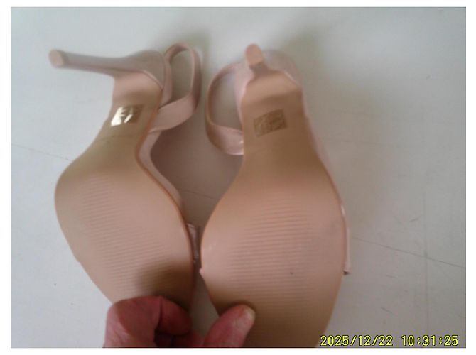 Autre Marque Bebo Pumps aus Lackleder Beige 13cm Absatz - Ansicht 8