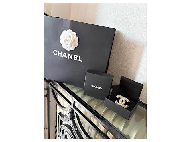 Coco Crush Spilla CC di Chanel D'oro - vista 3
