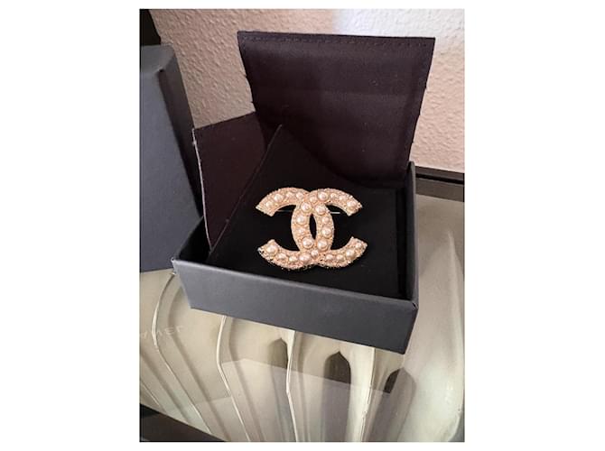 Coco Crush Spilla CC di Chanel D'oro - vista 4