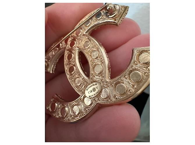Coco Crush Spilla CC di Chanel D'oro - vista 7