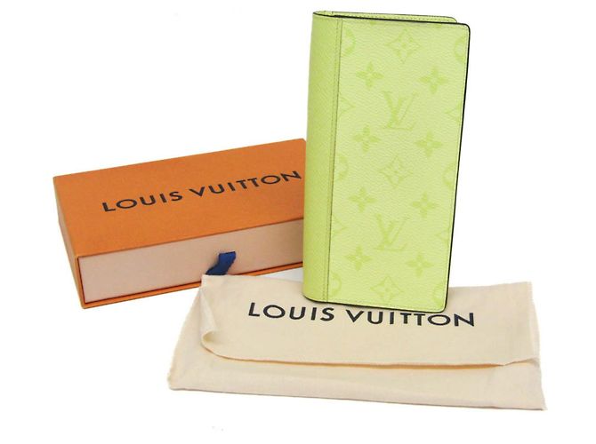 Louis Vuitton Taigarama Brazza Wallet Golden - view 3