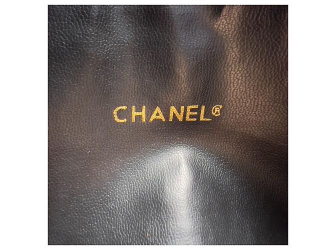 Zeitlose Einkaufstasche aus schwarzem gestepptem Leder von Chanel - Ansicht 16