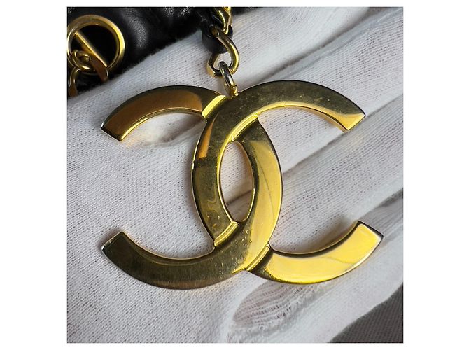 Zeitlose Einkaufstasche aus schwarzem gestepptem Leder von Chanel - Ansicht 4