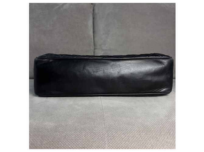 Zeitlose Einkaufstasche aus schwarzem gestepptem Leder von Chanel - Ansicht 8