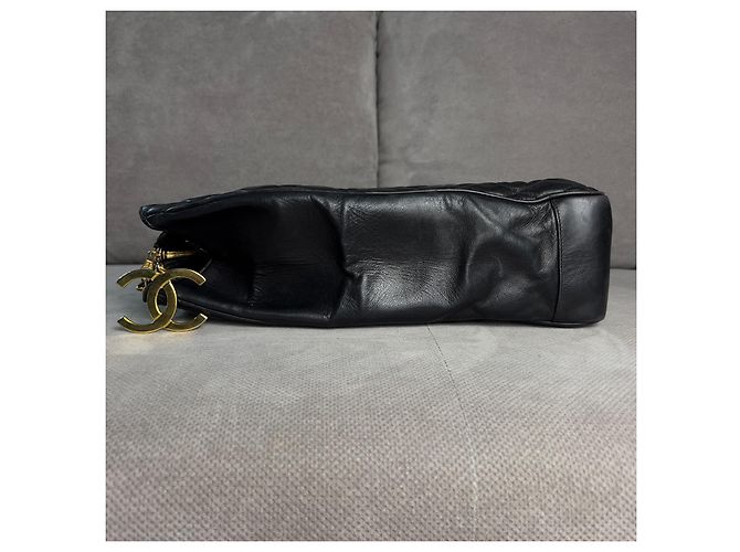 Zeitlose Einkaufstasche aus schwarzem gestepptem Leder von Chanel - Ansicht 9