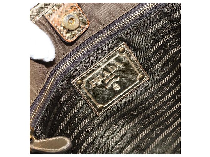 Borsa Tote Prada in Nylon Marrone Oro Auth 156457 D'oro - vista 18