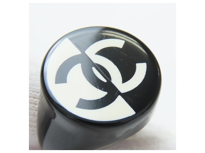 Anello in plastica bicolore Chanel Nero Bianco - vista 8