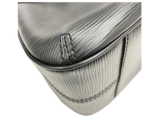 Borsa a Spalla Turen PM in Pelle Epi Louis Vuitton Nero - vista 7