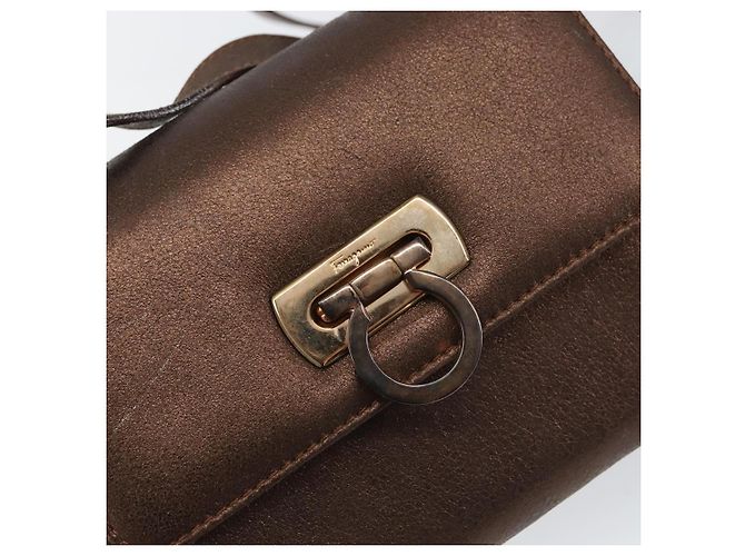 Borsa a Spalla Gancini in Pelle Bronzo Oro Auth 157128 di Salvatore Ferragamo - vista 14