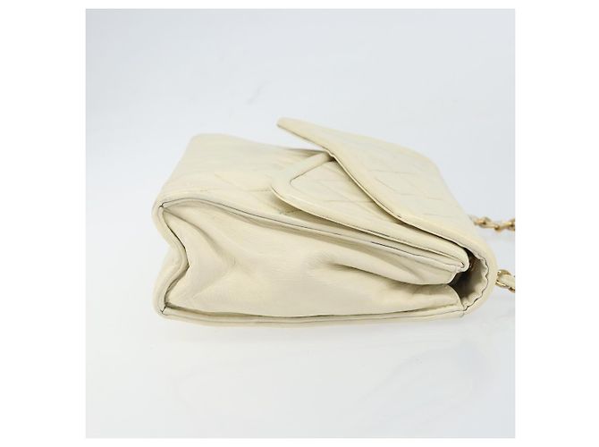 CHANEL Matelassierte Schultertasche aus Lammleder Weiß Gold CC Auth bs31806 - Ansicht 4