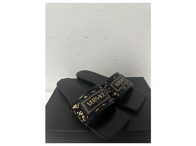 Sandali piatti Barocco Theia di Versace Nero Giallo - vista 2