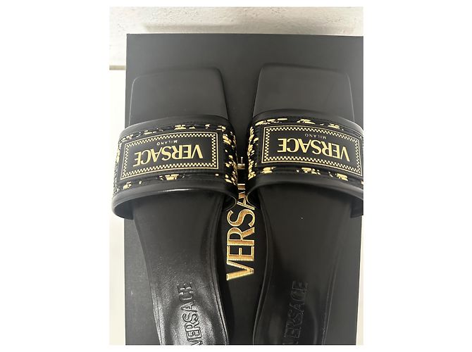 Sandali piatti Barocco Theia di Versace Nero Giallo - vista 6