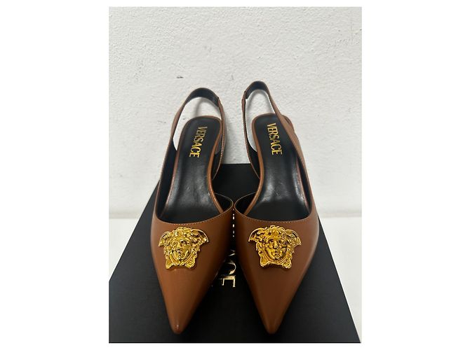 Décolleté Slingback Medusa Nude di Versace D'oro Cammello - vista 3