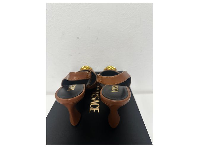 Décolleté Slingback Medusa Nude di Versace D'oro Cammello - vista 5