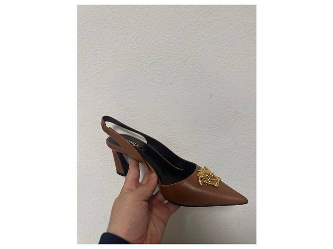 Décolleté Slingback Medusa Nude di Versace D'oro Cammello - vista 8