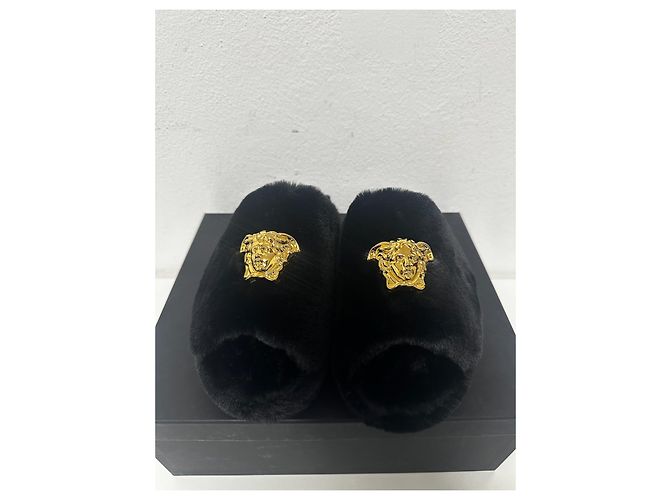 Schwarze Kunstfellslipper Medusa von Versace Golden - Ansicht 8