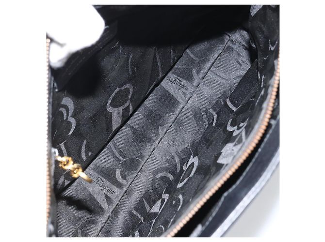 Borsa a Spalla Gancini in Pelle Nera e Oro Salvatore Ferragamo Auth 160687 Nero D'oro - vista 17