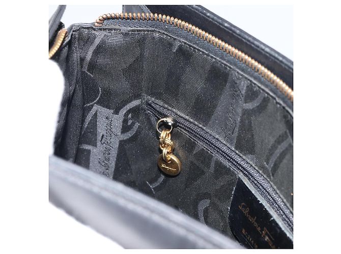 Borsa a Spalla Gancini in Pelle Nera e Oro Salvatore Ferragamo Auth 160687 Nero D'oro - vista 20