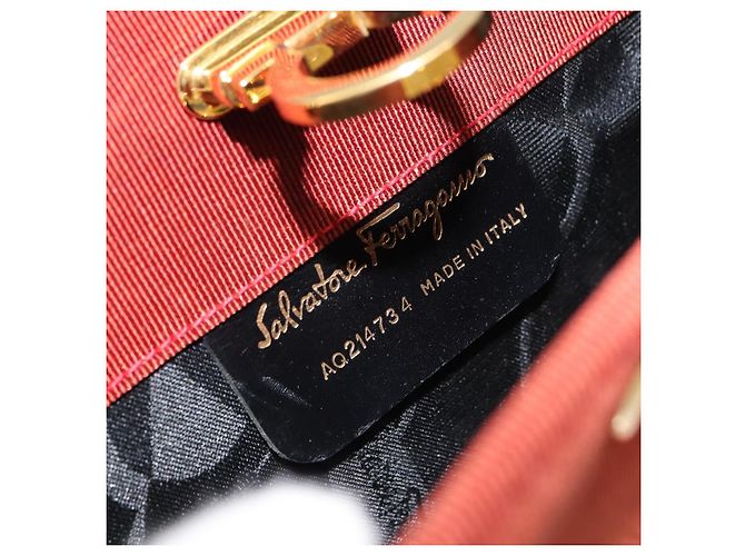 Borsa a spalla con catena Salvatore Ferragamo in nylon rosso e oro Auth 148536 D'oro - vista 16