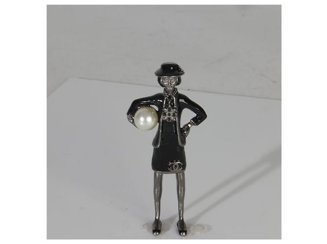 Spilla Mademoiselle in perle finte ed emaille Chanel 2012 - vista 5