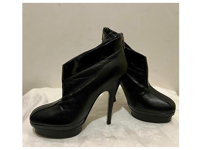 Yves Saint Laurent YSL Rive Gauache Facile 105 ankle boots Nero - vista 3
