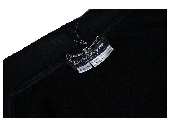 Autre Marque Salvatore Ferragamo, Schwarzer Kaschmir-Cape mit Ärmeln - Ansicht 6