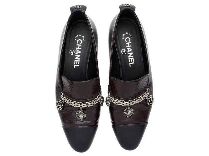 Gabrielle Mocassini a punta cap in pelle di capra screpolata con charm CC di Chanel Nero - vista 5