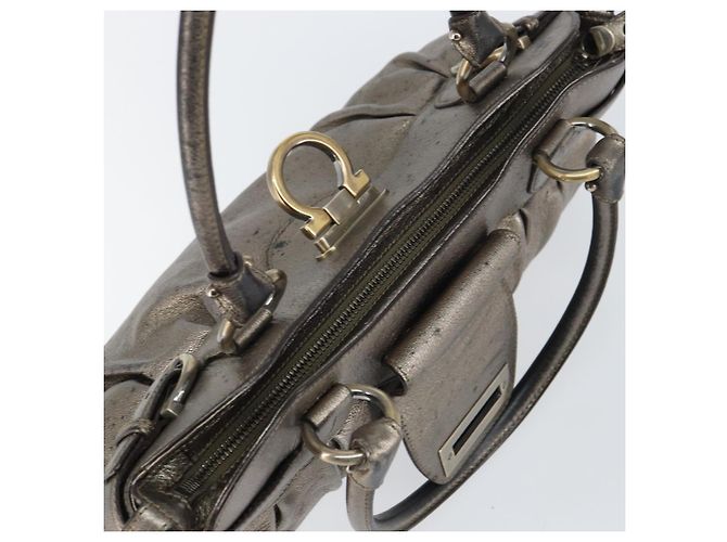Borsa Tote Gancini in Pelle Marrone e Oro Auth 158376 di Salvatore Ferragamo D'oro - vista 16