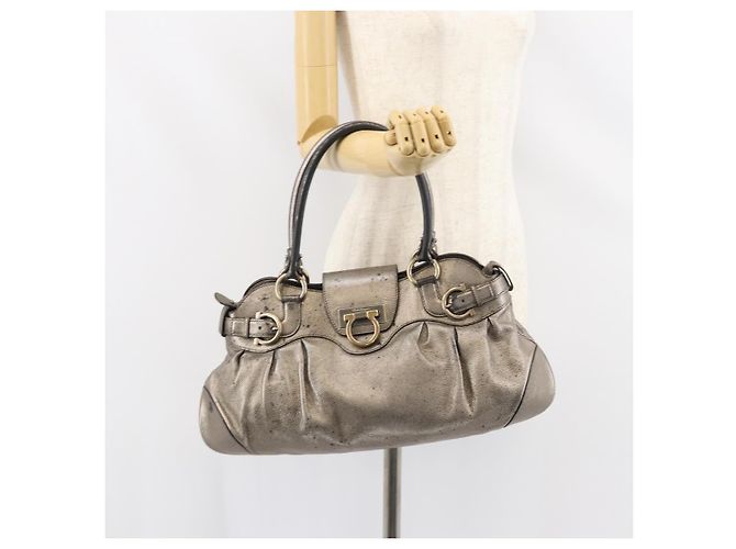 Borsa Tote Gancini in Pelle Marrone e Oro Auth 158376 di Salvatore Ferragamo D'oro - vista 25
