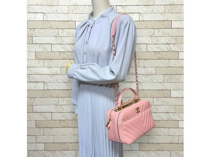 Borsa da bowling in pelle rosa Chanel usata - vista 2