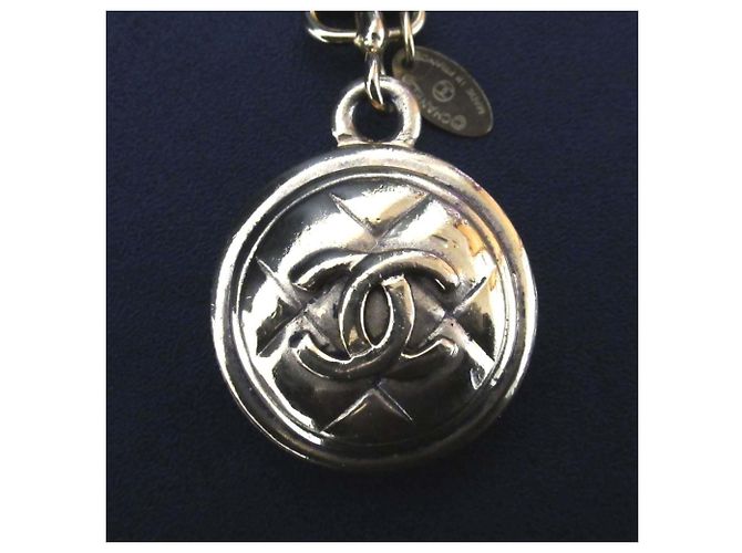 Portachiavi circolare matelassé Chanel Coco Mark D'oro - vista 2