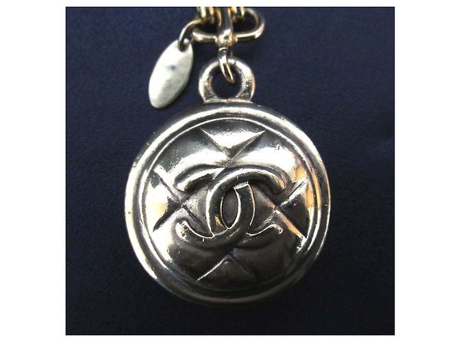 Portachiavi circolare matelassé Chanel Coco Mark D'oro - vista 3