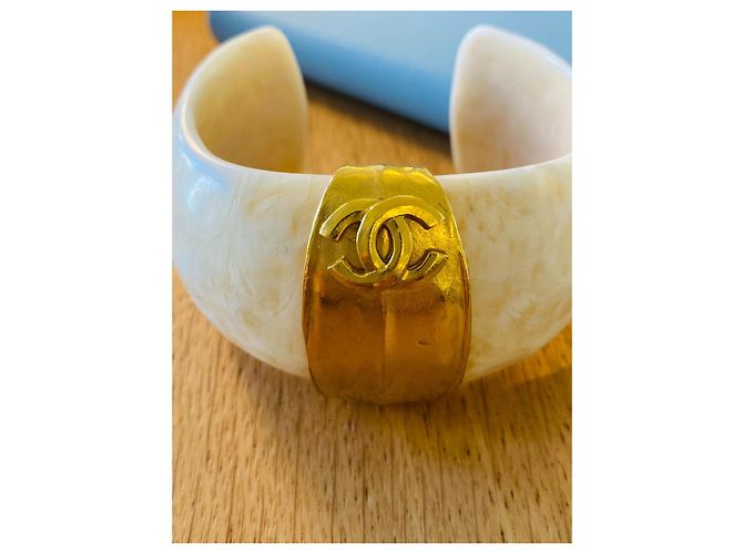 Bracciale Cuff CC Chanel Bianco e Oro – Vintage Anni '90 D'oro - vista 2