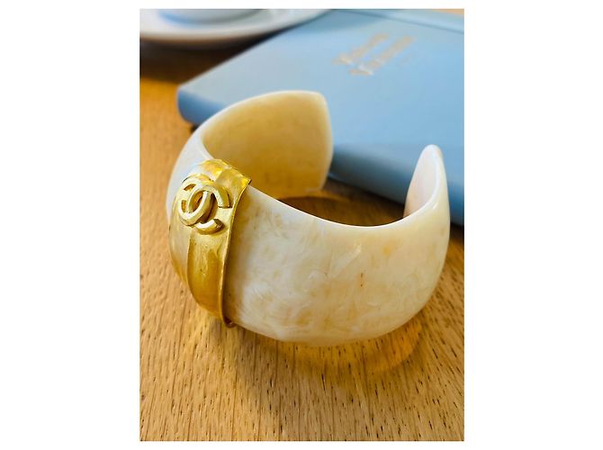 Bracciale Cuff CC Chanel Bianco e Oro – Vintage Anni '90 D'oro - vista 3