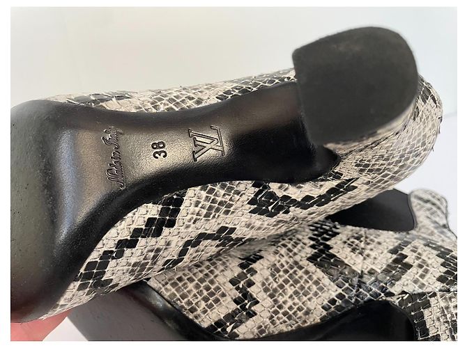 Stivaletti Louis Vuitton in pelle esotica nera e bianca Nero Bianco - vista 8