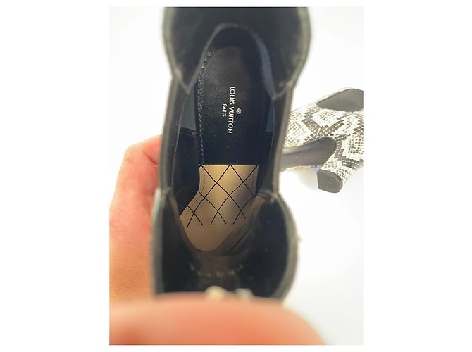 Stivaletti Louis Vuitton in pelle esotica nera e bianca Nero Bianco - vista 9